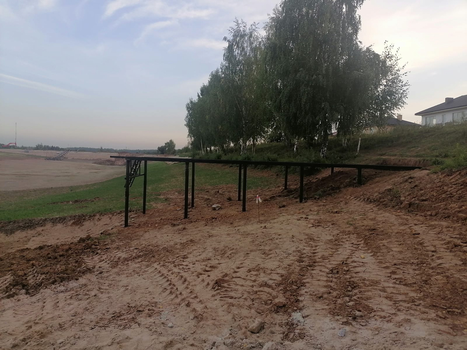 Монтаж пирса на винтовых сваях с обвязкой